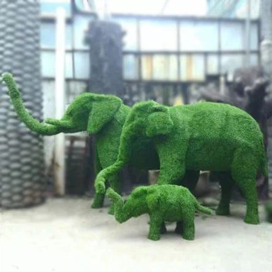 Aiakunsti võltsitud rohelise skulptuuri pukspuu topiarist elevant